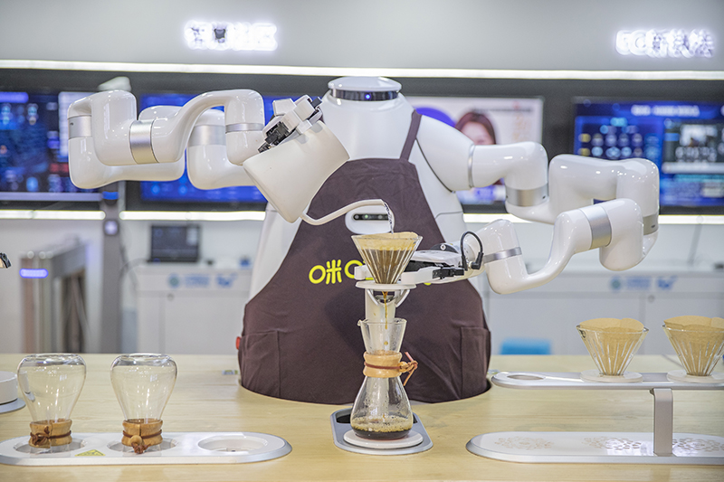 智能机器人在制作咖啡。.JPG